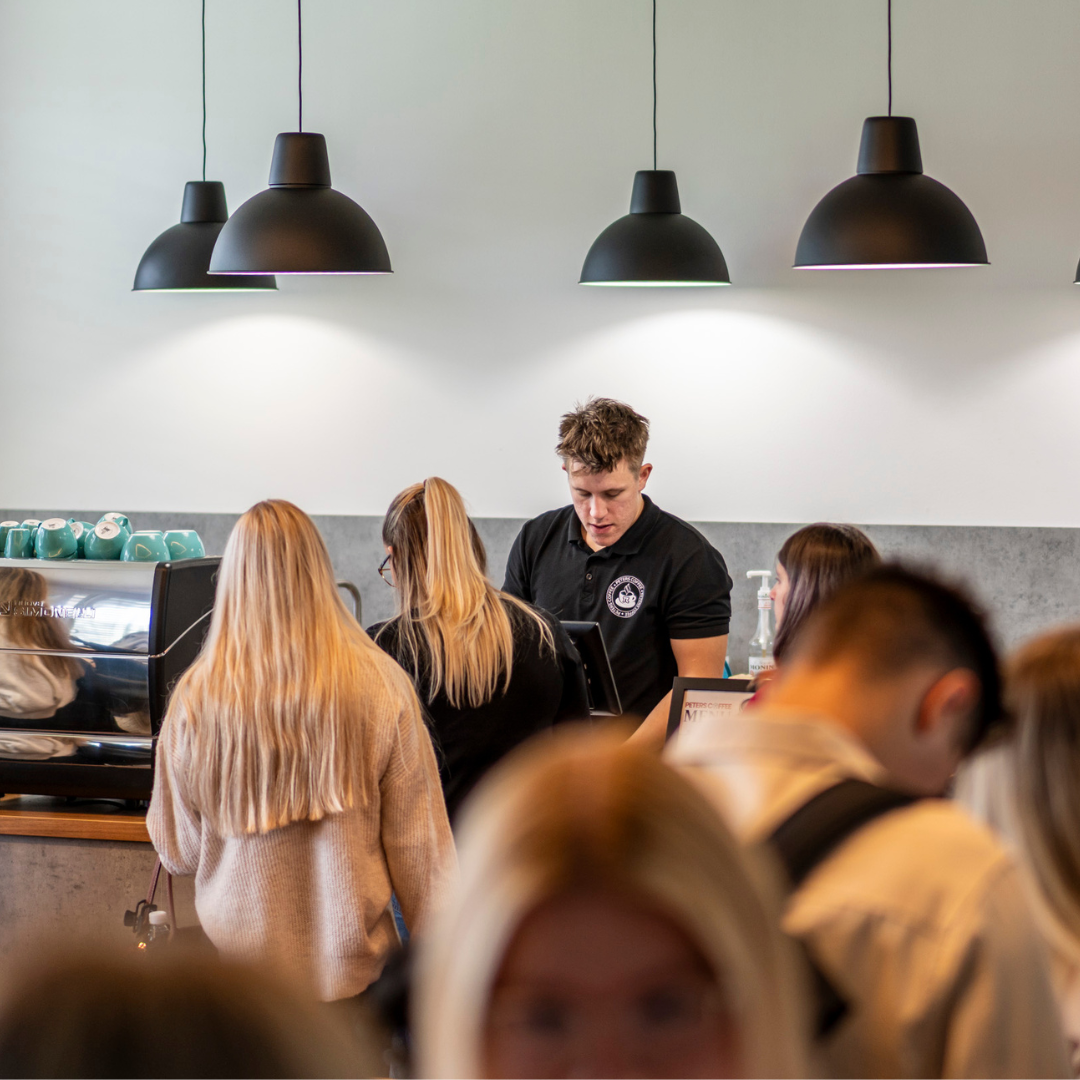 KAVÁRNA I RESTAURACE PŘÍMO V BUDOVĚ